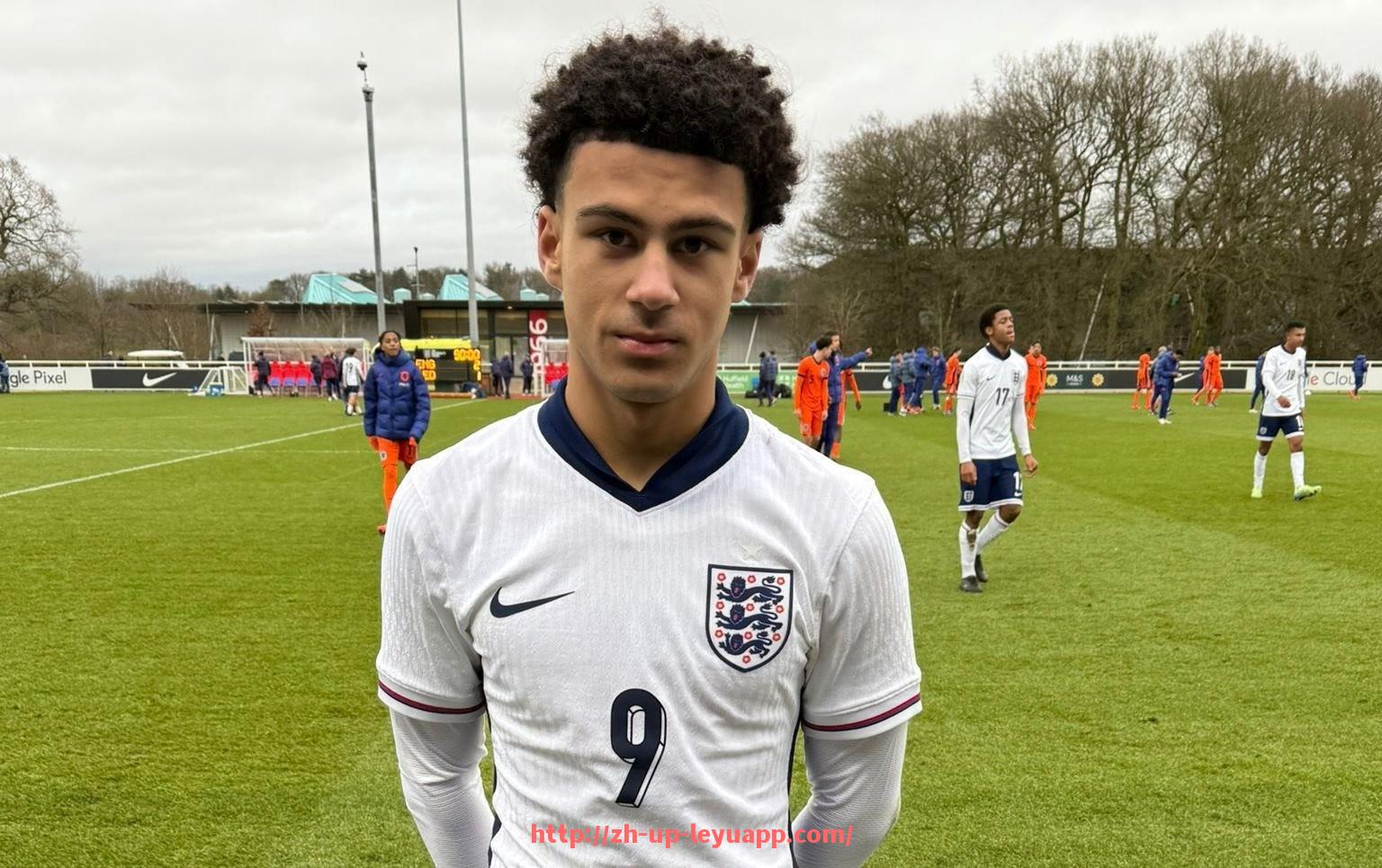 乐鱼体育入口-世俱杯比赛前球员转会冷却期政策详解与影响